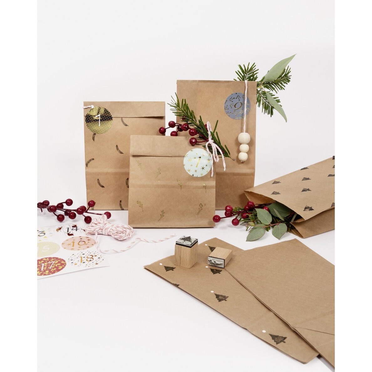 Kūrybinis rinkinys Folia "Adventų kalendoris", 24 Kraft-maišelių ir lipdukų 1 Kūrybinis rinkinys Folia "Adventų kalendoris", 24 Kraft-maišelių ir lipdukų 1