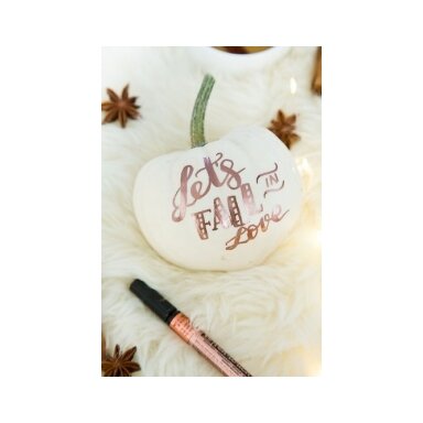 Маркер Sakura Pen-Touch Marker Extra Fine 0.7 мм золотой Маркер Sakura Pen-Touch Marker Extra Fine 0.7 мм золотой